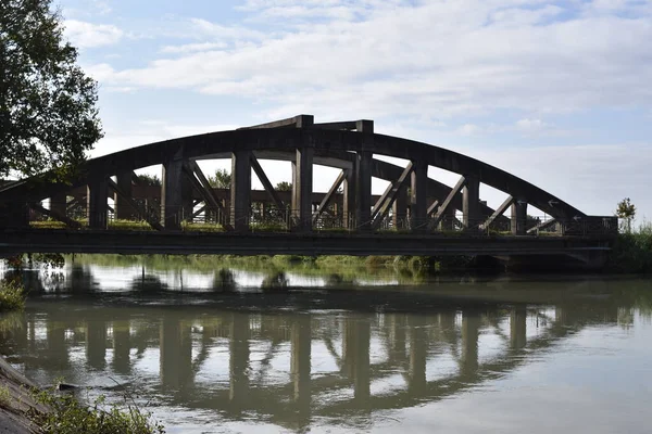 田舎の川に架かる橋の眺め — ストック写真