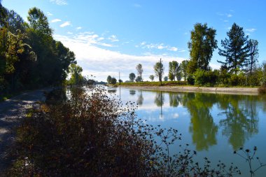 Kırsal alanda nehir manzarası