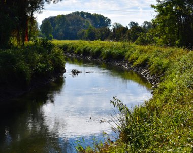 Kırsal alanda nehir manzarası