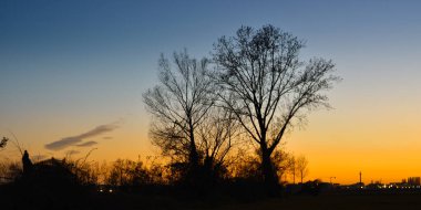 Kırsalda harika bir gün batımı.