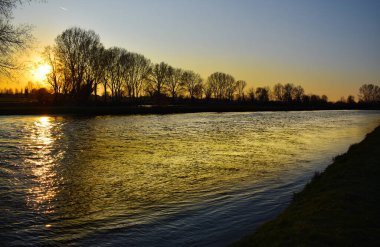 Muzza nehrinde inanılmaz bir gün batımı