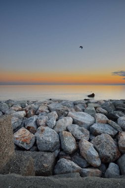 Liguria, Camogli 'de deniz aşırı harika bir gün batımı.