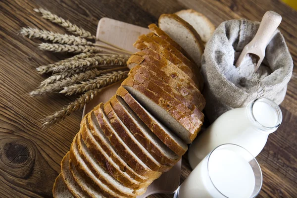 Brot im Korb — Stockfoto