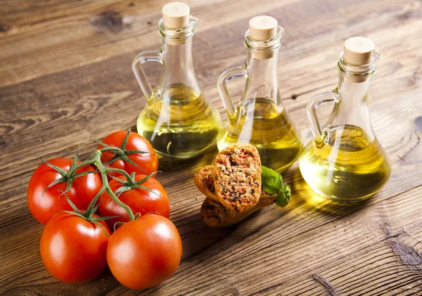 Свіжа оливкова олія, вареники, помідори — стокове фото