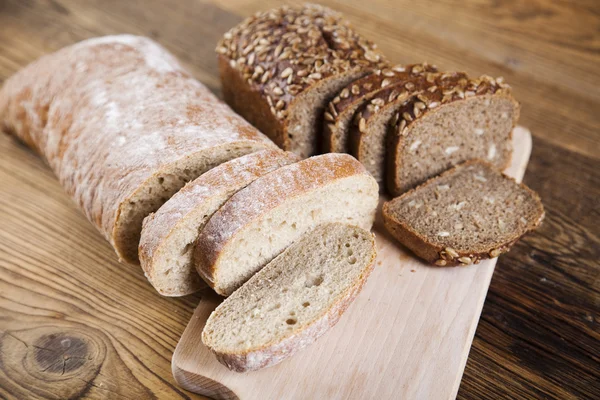 Brot im Korb — Stockfoto