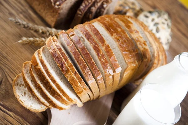 Brot im Korb — Stockfoto