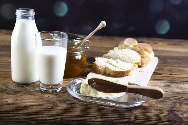 Bröd i korg — Stockfoto