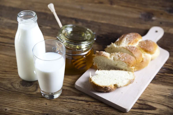 Bröd i korg — Stockfoto