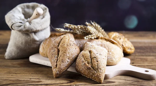 Brød i kurv – stockfoto
