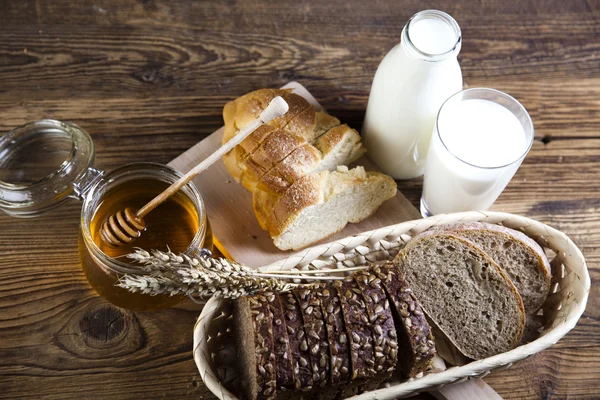 Brot im Korb — Stockfoto