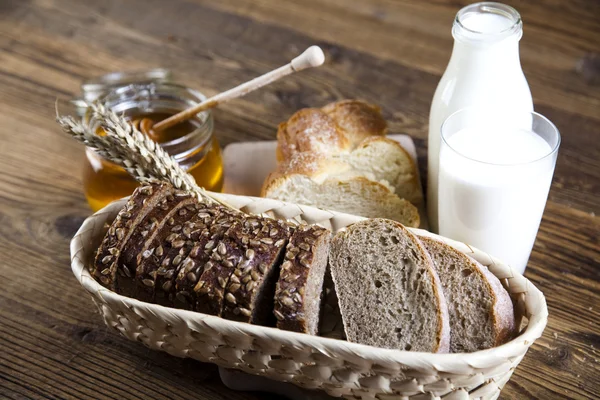 Brot im Korb — Stockfoto