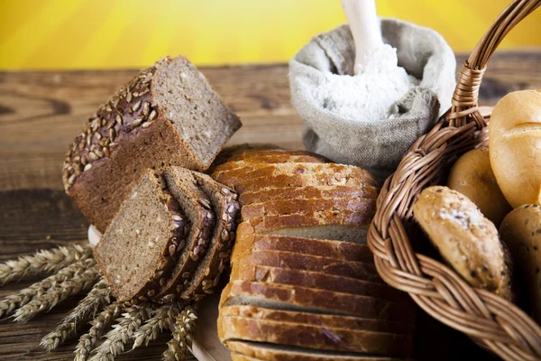 Brot im Korb — Stockfoto