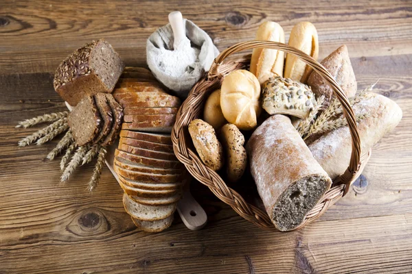 Brot im Korb — Stockfoto