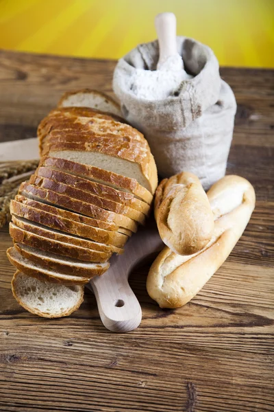 Brød i kurv – stockfoto