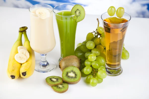 Fruits, légumes, jus de fruits, jus de légumes, aliments sains — Photo