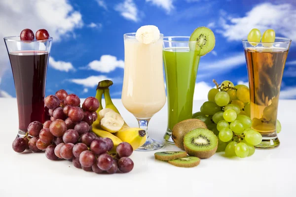 Frutas, legumes, sucos de frutas, sucos de vegetais, alimentos saudáveis — Fotografia de Stock