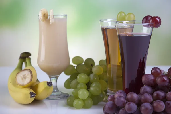 Gyümölcsök, zöldségek, gyümölcslevek, zöldség-és gyümölcsleveket, egészséges táplálkozás — Stock Fotó