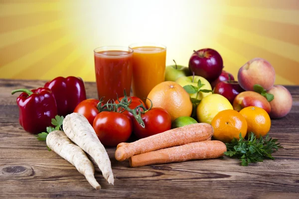 Fruits, légumes, jus de fruits, jus de légumes, aliments sains — Photo