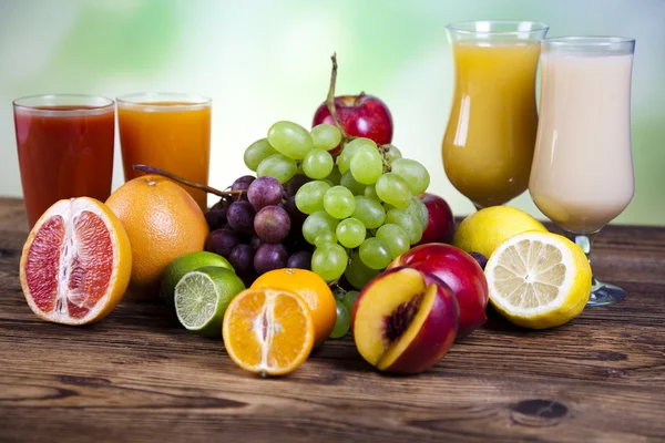 Frutas, legumes, sucos de frutas, sucos de vegetais, alimentos saudáveis — Fotografia de Stock