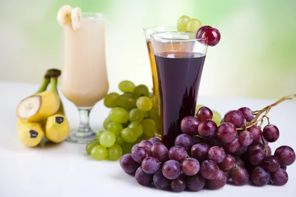 Gyümölcsök, zöldségek, gyümölcslevek, zöldség-és gyümölcsleveket, egészséges táplálkozás — Stock Fotó