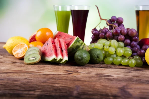 Frutas, legumes, sucos de frutas, sucos de vegetais, alimentos saudáveis — Fotografia de Stock