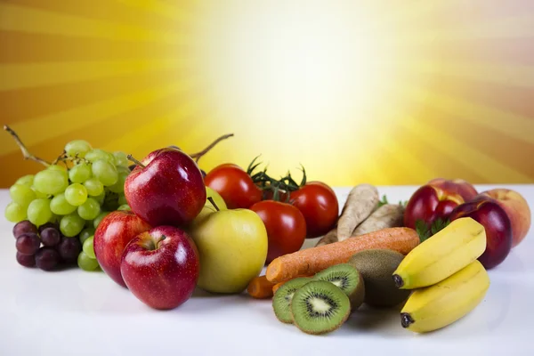 水果、 蔬菜、 果汁、 蔬菜汁、 健康食品 — 图库照片