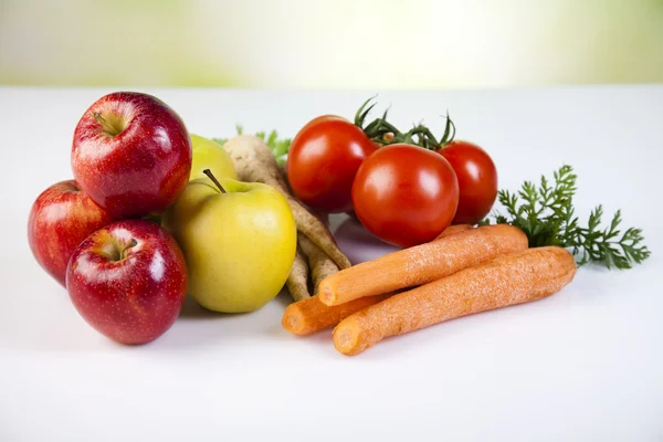 Frutas, verduras, jugos de frutas, jugos de verduras, alimentos saludables —  Fotos de Stock