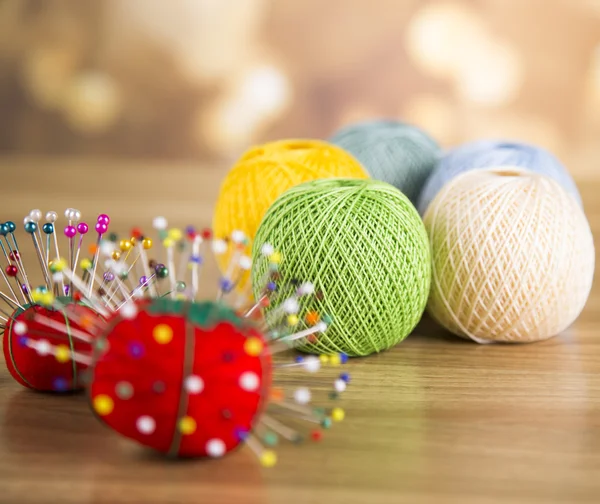 Un conjunto de hilo de coser de color. Botones de prendas, alfileres . — Foto de Stock