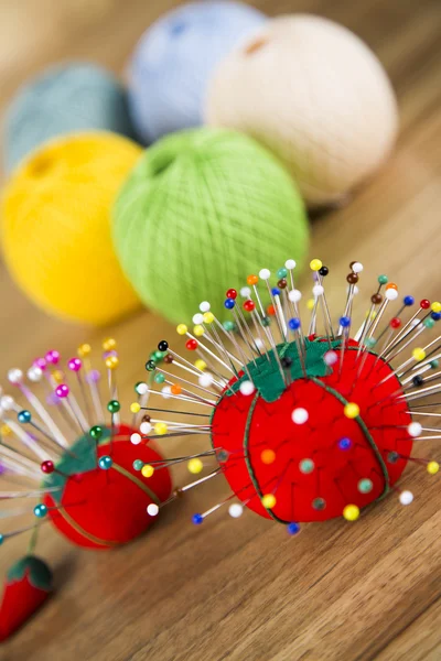 Un conjunto de hilo de coser de color. Botones de prendas, alfileres . —  Fotos de Stock