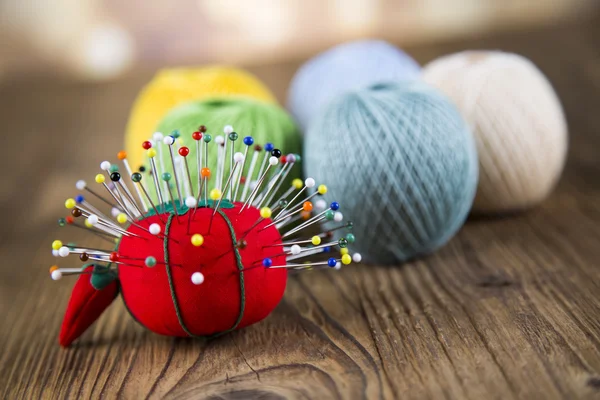 Un conjunto de hilo de coser de color. Botones de prendas, alfileres . — Foto de Stock