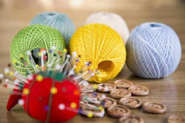 Un conjunto de hilo de coser de color. Botones de prendas, alfileres . — Foto de Stock