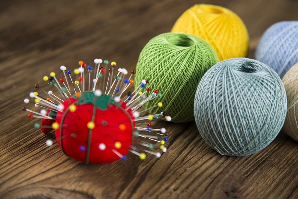 Een aantal gekleurde naaigarens. Kledingstuk knoppen, pinnen. — Stockfoto