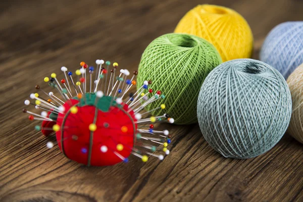 Un conjunto de hilo de coser de color. Botones de prendas, alfileres . —  Fotos de Stock