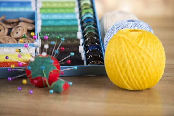 Nähset. farbiges Gewinde, Pins, Knöpfe, Bänder, Sicherheitsnadeln. — Stockfoto