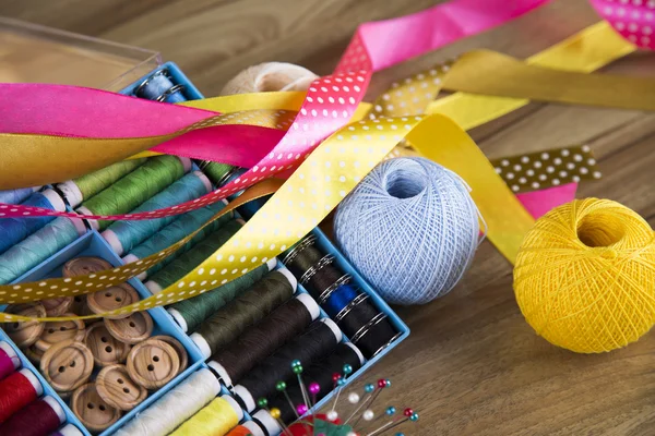 Nähset. farbiges Gewinde, Pins, Knöpfe, Bänder, Sicherheitsnadeln. — Stockfoto