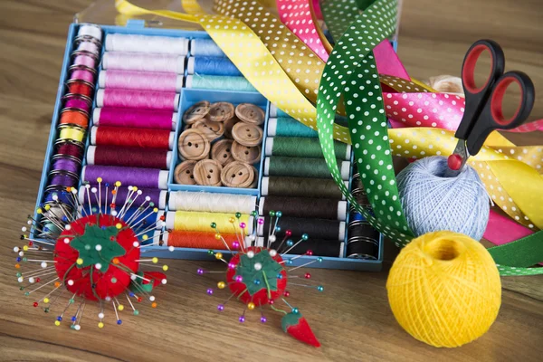 Kit de costura. Rosca colorida, pinos, botões, fitas, pino de segurança . — Fotografia de Stock