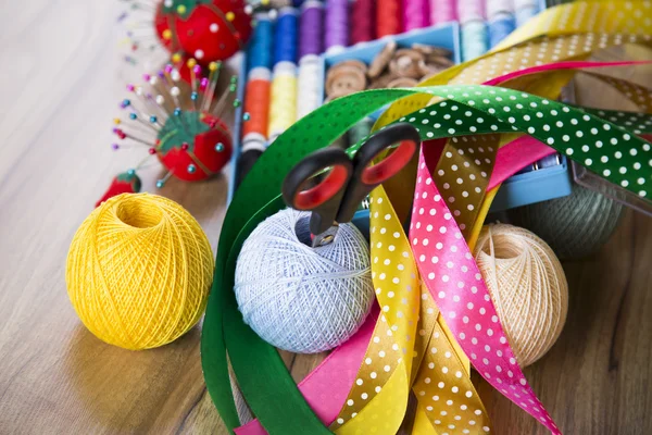 Kit de costura. Rosca colorida, pinos, botões, fitas, pino de segurança . — Fotografia de Stock