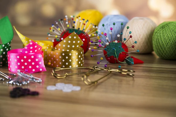 Sewing kit. Colored thread, pins, buttons, ribbons, safety pin. — Stock Photo, Image