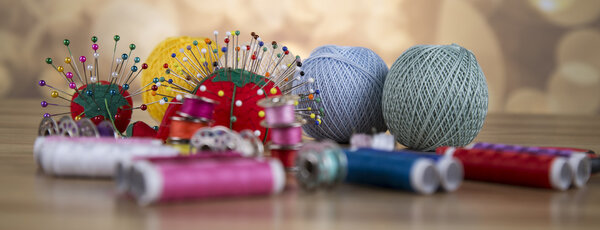 Швейный набор. Цветная нить, булавки, кнопки, ленты, булавка
.