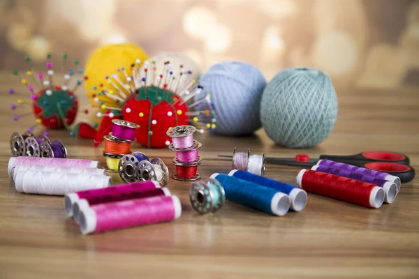 Naaigarnituur. Gekleurde wol, pinnen, knoppen, linten, veiligheidsspeld. — Stockfoto