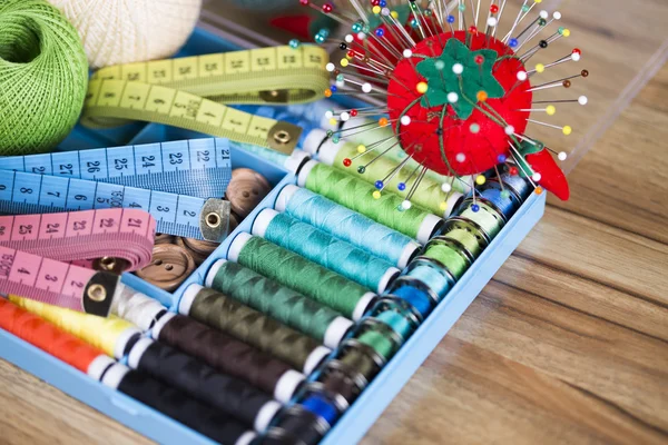 Costura com fios coloridos, medidor e tesoura — Fotografia de Stock