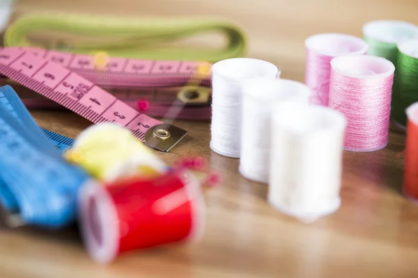 Costura con hilos de color, medidor y tijeras — Foto de Stock