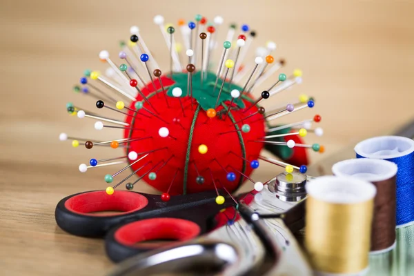 Máquina de coser. Hilos coloridos, agujas, alfileres, botones . —  Fotos de Stock