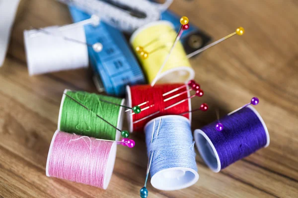 Sewing machine. Colorful threads, needles, pins, buttons. — Stock Photo, Image