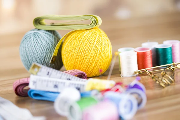 Máquina de coser. Hilos coloridos, agujas, alfileres, botones . — Foto de Stock
