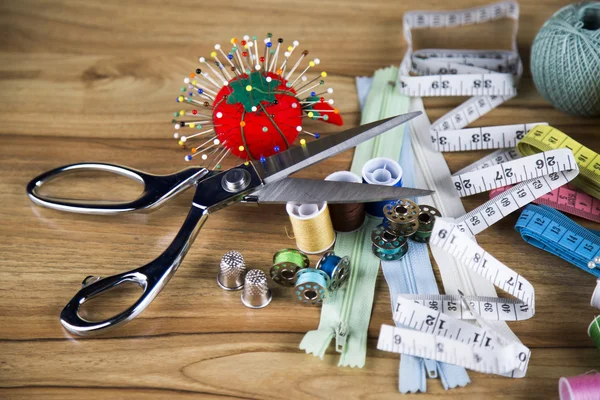 Sewing machine. Colorful threads, needles, pins, buttons. — Stock Photo, Image