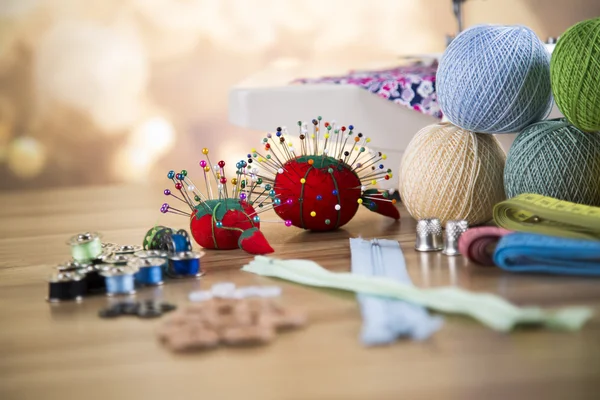 Symaskin. Färgglada trådar, pins, nålar och knappar. — Stockfoto