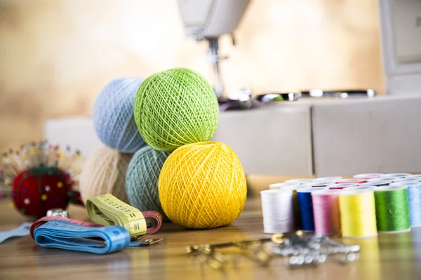 Sewing machine. Colorful threads, needles, pins, buttons. — Stock Photo, Image