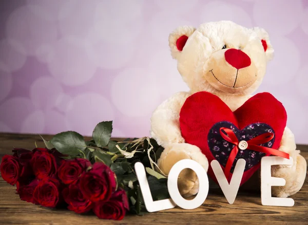 Tag der Liebe, Valentinstag, Rosen und ein Teddybär. — Stockfoto