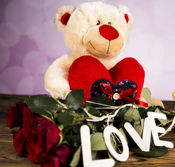 Tag der Liebe, Valentinstag, Rosen und ein Teddybär. — Stockfoto